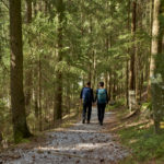 Zwei Menschen beim Wandern